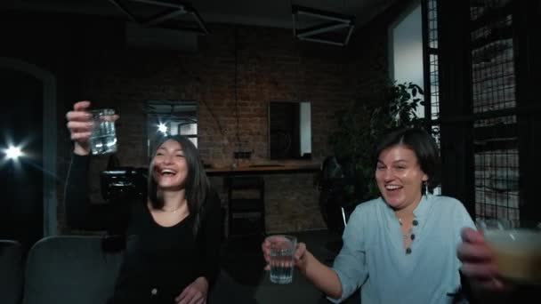 Skupinoví hipsteři se čtyřmi přáteli sedí na gauči. nápoje — Stock video