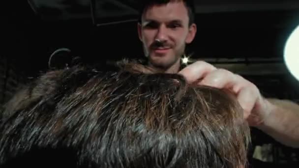Zbliżenie na mężczyźni hairstyling w Fryzjer z profesjonalny trymer. Mans strzyżenie włosów salonie maszynką elektryczną. Pielęgnacja włosów. Zwolnionym tempie. — Wideo stockowe