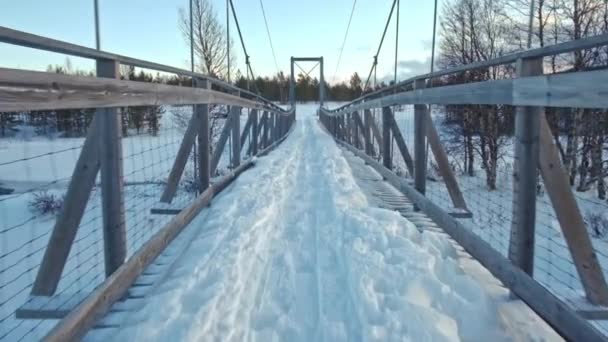 Bevroren houten brug rivier. Noorwegen — Stockvideo