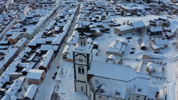 Roros Norwegen. Blick auf die Kirche, die ein berühmtes Wahrzeichen der Stadt sind. 4k Drohnenschuss — Stockvideo