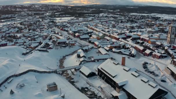 Roros Noruega. Vista da igreja que são um marco famoso na cidade. 4K drone shot — Vídeo de Stock