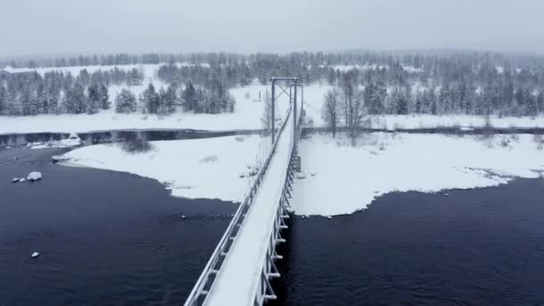 Vuelo aéreo del paisaje invernal nórdico sobre el bosque montañoso de nieve al atardecer — Vídeo de stock