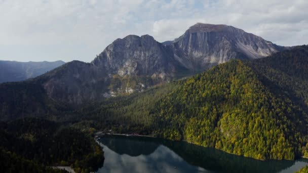 Αεροφωτογραφία της όμορφης αλπικής λίμνης Ριτσά ταχύπλοο πλωτό καλοκαίρι, Θέα από ψηλά στην πανέμορφη λίμνη Ριτσά ανάμεσα στα βουνά του Εθνικού Πάρκου, καθαρά νερά, παρθένα φύση. — Αρχείο Βίντεο