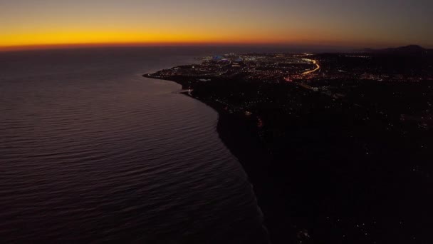 Vista aérea de la ciudad sobre el Mar Negro. panorama nocturno. Vista aérea nocturna de la ciudad . — Vídeo de stock