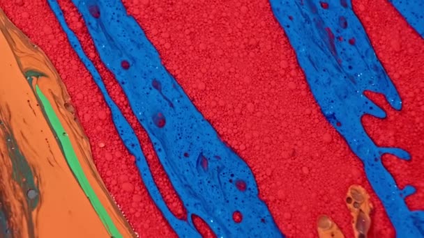 Яркие коллажи и пузыри Универсум цвета Moving Surface Macro Paint Oil Red Blue Multicolored Slow Motion — стоковое видео