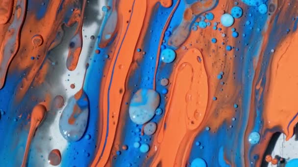 Resumen de cerca textura de aceite con pintura naranja, amarilla y azul. fondo de pantalla — Vídeos de Stock