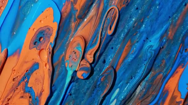 Resumen de cerca textura de aceite con pintura naranja, amarilla y azul. fondo de pantalla — Vídeos de Stock