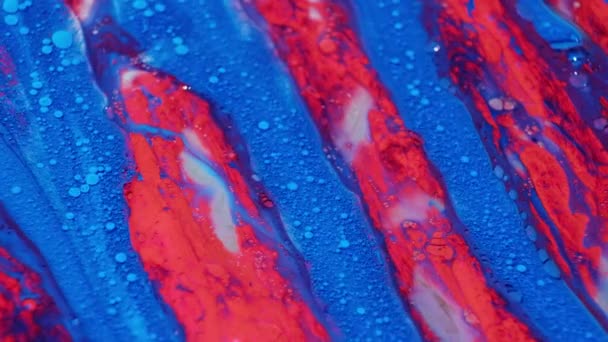 明るい色美しい泡の宇宙の色の移動面マクロペイントオイルレッドブルーマルチカラースローモーション — ストック動画