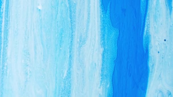 Vernice acrilica colorata blu e bianca. Superficie fantastica con liquido di movimento caotico. Vista dall'alto. Macro struttura di Multicolore Bolle Vernice e Olio . — Video Stock