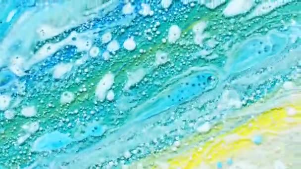 Peinture liquide colorée et mélange à l'huile. L'abstraction des couleurs. Des bulles peignent dans l'eau. Mouvement lent de la peinture dans l'eau. Peinture liquide de fond multicolore — Video