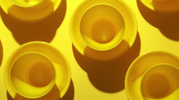 Cuencos de plástico amarillo se colocan en capas para la textura de fondo . — Vídeos de Stock