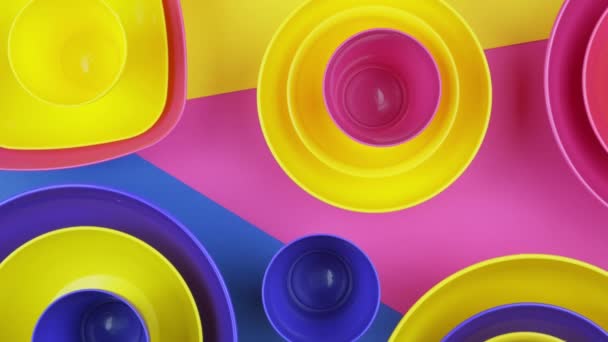 Pink blue Yellow colorful plastic water bowls futuristic color design. 4k footage — 图库视频影像