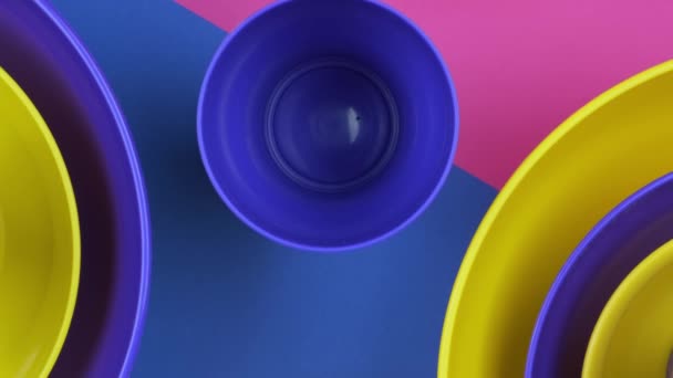 Roze blauw Geel kleurrijke plastic waterkommen futuristische kleur ontwerp. 4k-beelden — Stockvideo