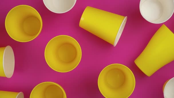 Flache Lay Draufsicht auf eine gelbe Tasse mit rosa Hintergrund — Stockvideo