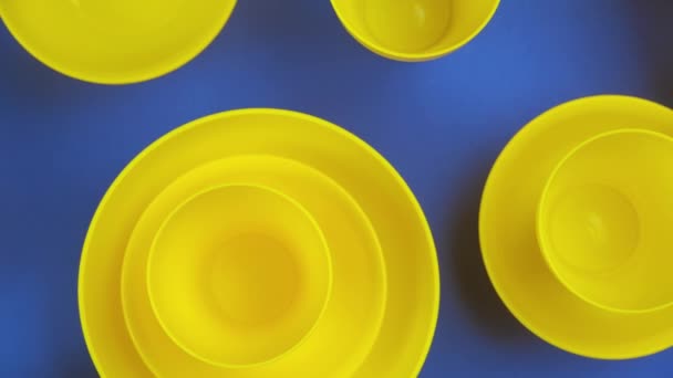 Fondo plano de la comida con la taza amarilla vacía, sobre fondo azul — Vídeos de Stock