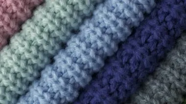 Pastel renkli iplikle örülmüş sığ kumaşlar. 4k pansiyon videosu.