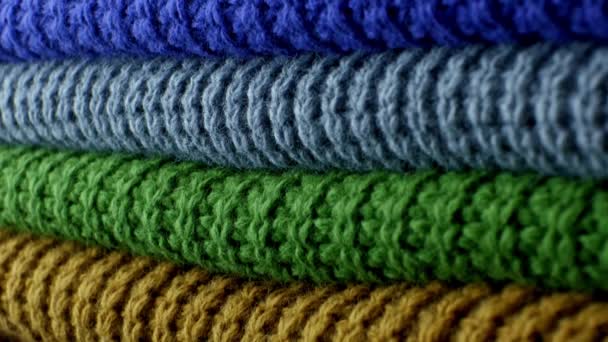 Vestiti multicolori invernali ripiegati ordinatamente. Colpo inclinato — Video Stock