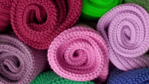 Bolas coloridas de fio de lã para tricô. Fechar. . — Vídeo de Stock