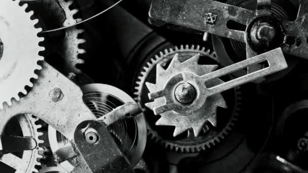 Mecanismo de relógio vintage antigo trabalhando macro preto e branco 4K — Vídeo de Stock