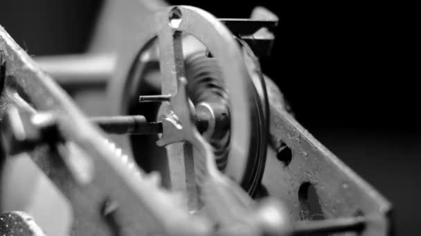 Gammal vintage klocka mekanism arbetar makro svart och vitt 4k — Stockvideo