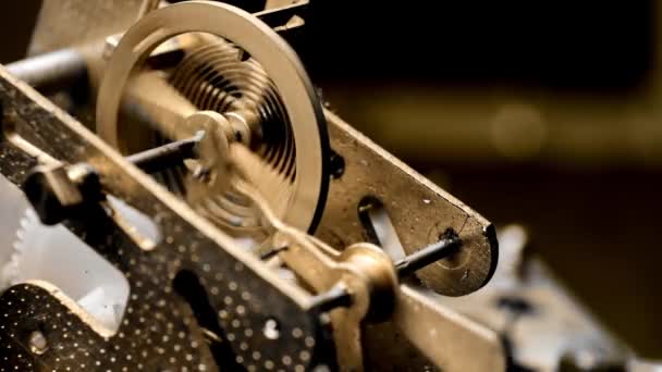 Vintage horloge mechanisme heldere gele kleur — Stockvideo