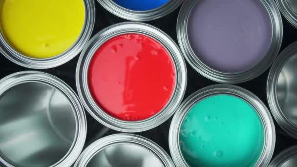 Bir deponun zeminine istiflenmiş alüminyum renkli renkli boya kutuları. Üst görünüm kaydırma kablosu — Stok video