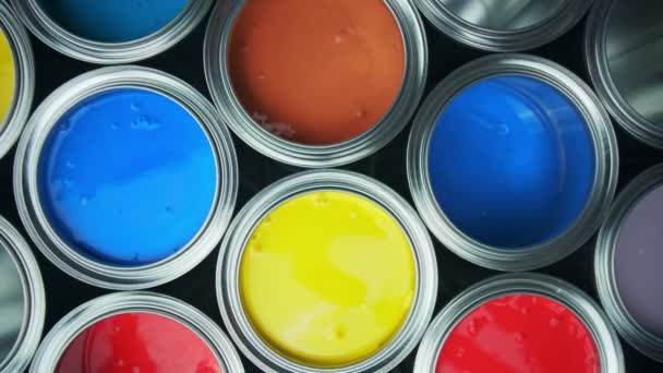 Colores de pintura en los tubos. 4k tiro en slider — Vídeo de stock