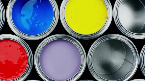 倉庫の床に積み上げられた中に鮮やかでカラフルな塗料を持つアルミ缶。トップビュースライダー配線 — ストック動画
