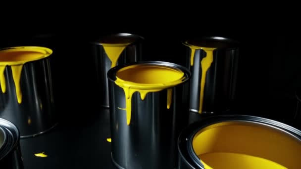 Barevná barva prosakující na kovovou kbelík. Izolované na černém pozadí. snímek na posuvníku — Stock video