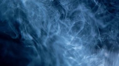 Soyut duman. Bulut. Mavi ışıkta siyah arkaplan. Duman etkisi.