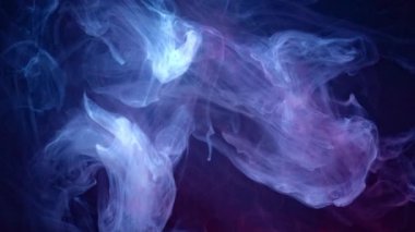 Siyah arka planda suda renkli akrilik mürekkep akıyor.