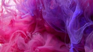 Soyut mürekkep renkleri suda akıyor. kırmızı ve mavi mürekkep renkleri