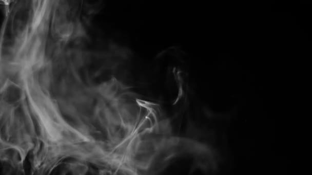 Részletes fehér tinta felhők és szálak mélysége mező mozog lassan a közepén ellen fekete háttér, mint a füst egy robbanás