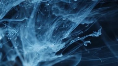 Soyut duman. Bulut. Mavi ışıkta siyah arkaplan. Duman etkisi.