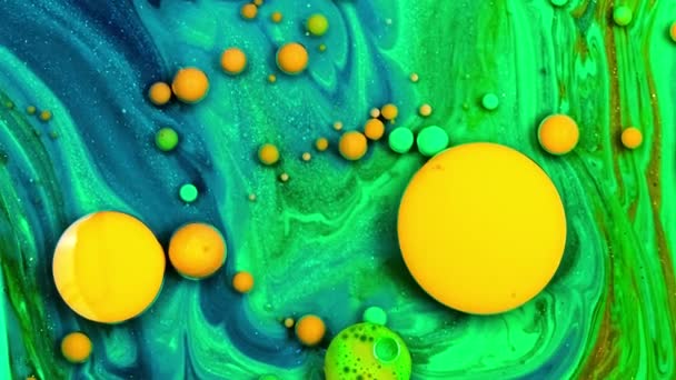 Žluté inkousty reagují tak, že vytvářejí krásnou strukturu barevných bublin. Barevný tekutý inkoust. Multicolored Background Liquid Paint. Abstraktní barevná barva. — Stock video