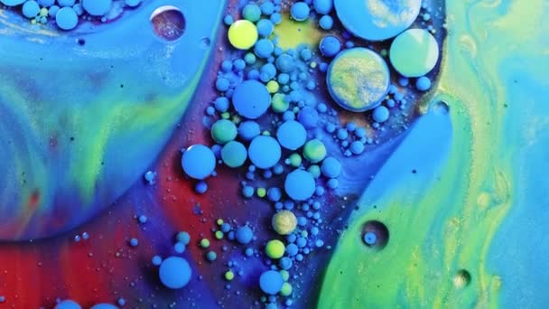 Schöne Farbe und Tusche in Öl, blaue bunte Blasen. Abstrakte bunte Farbe. — Stockvideo