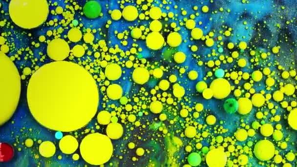 Tintas azuis e amarelas reagem para formar uma bela estrutura de bolhas de tinta. Tinta líquida colorida. Tinta líquida de fundo multicolorida. Tinta colorida abstrata . — Vídeo de Stock