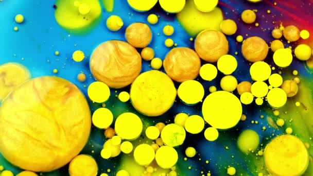 Gli inchiostri blu e gialli reagiscono formando una bella struttura di bolle di vernice. Inchiostro liquido colorato. Vernice liquida a sfondo multicolore. Pittura colorata astratta . — Video Stock