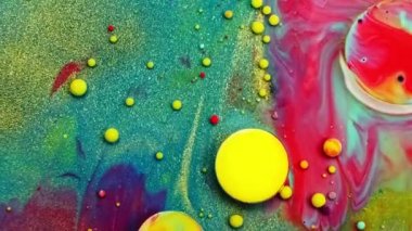 Renkli kabarcıklardan oluşan fantastik bir yapı. Kaotik hareket. Soyut renkli boyalar. Üst görünüm,