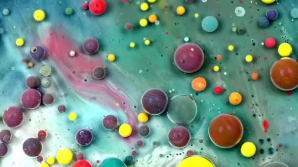 Structure fantastique de bulles colorées. Mouvement chaotique. Peinture colorée abstraite. Vue du dessus , — Video