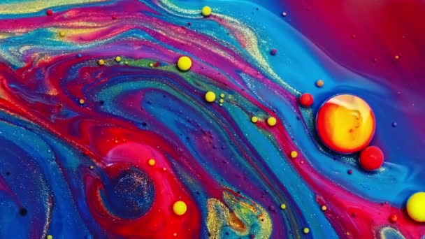 Sokszínű buborékok fényes Collors mozgó festék olaj felület Gyönyörű kék univerzum színes lassú mozgás makró piros kék fekete és sárga — Stock videók