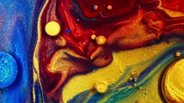 Burbujas multicolores de colores brillantes que se mueven en la superficie del aceite de la pintura Hermoso universo azul de color de cámara lenta Macro rojo azul negro y amarillo — Vídeo de stock