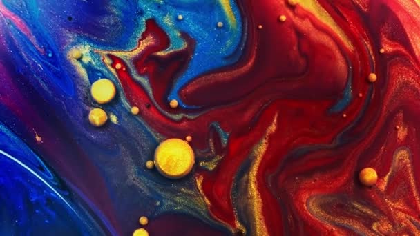 Burbujas multicolores de colores brillantes que se mueven en la superficie del aceite de la pintura Hermoso universo azul de color de cámara lenta Macro rojo azul negro y amarillo — Vídeo de stock