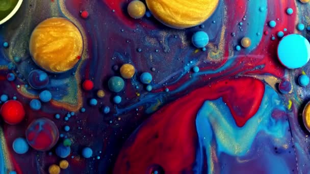 Multicolore bolle di collari luminosi che si muovono nella superficie dell'olio di vernice bellissimo universo blu di colore rallentato macro rosso blu nero e giallo — Video Stock