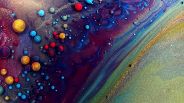 Peinture violette abstraite. Bulles d'encre multicolores colorées se déplaçant sous l'eau gros plan — Video