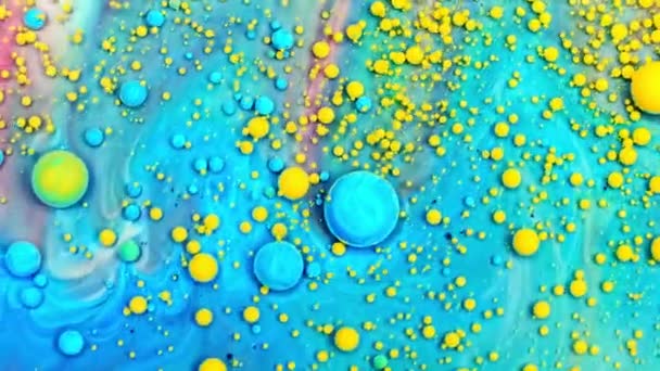 Gold liquid paint bubbles. Abstract color background. real beautiful substance flows. — Stock Video