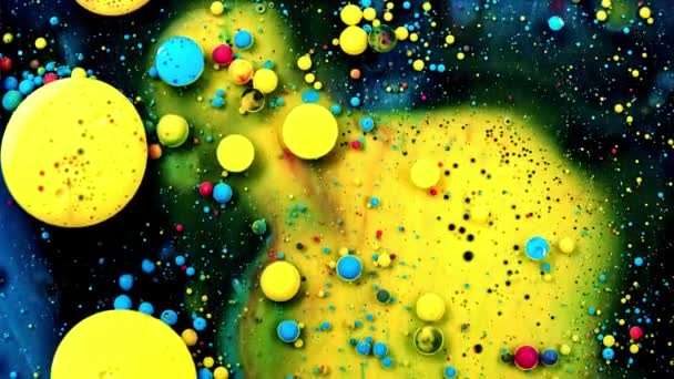 明亮的色泽起泡慢速运动的石油美丽的油漆表面红蓝黑色黄色的宇宙五彩斑斓的宏观 — 图库视频影像