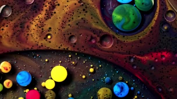 Collori luminosi bolle rallentamento olio bella superficie vernice rosso blu nero e giallo universo di colore in movimento multicolore macro — Video Stock