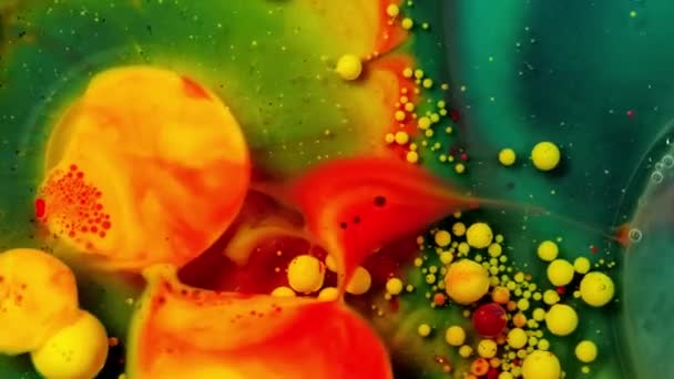 Fantástica estructura de burbujas de colores. Movimiento caótico. Pintura colorida abstracta. Vista superior , — Vídeo de stock