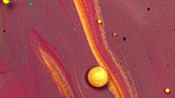 Superficie de pintura Universo rojo y amarillo de color en movimiento Macro multicolor . — Vídeo de stock